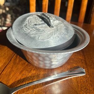 Vintage Everlast Hammered Aluminum Casserole Bowl w/ Lid Mid Century